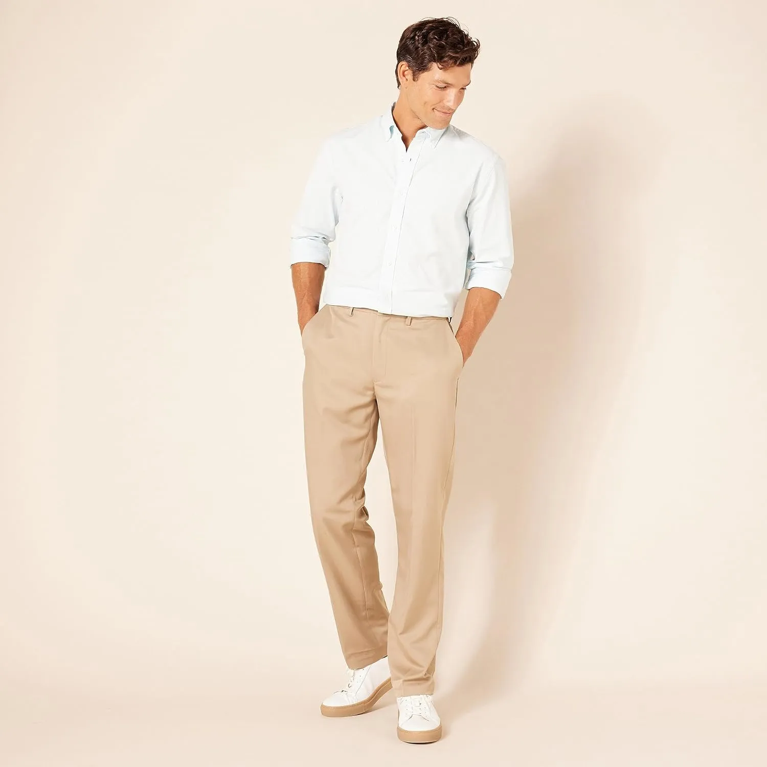 Amazon Essentials Men's Classic-Fit Expandable-Waist Flat-Front Dress Pant