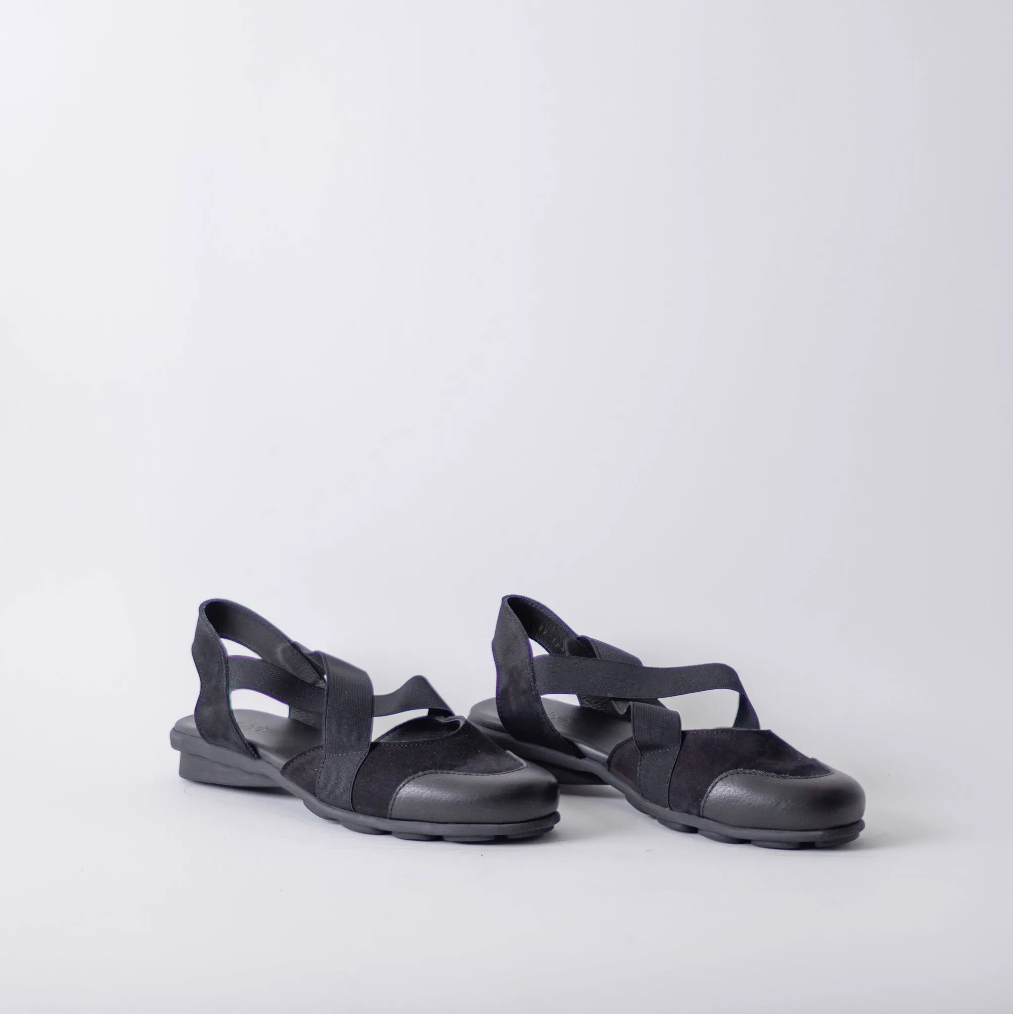 ARCHE DENOBI SOFT SANDAL FLATS IN BLACK