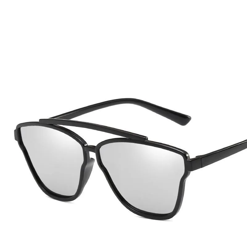 Sleek Street Savvy Distinctive Super Chic Sunglasses - Mix Colors
